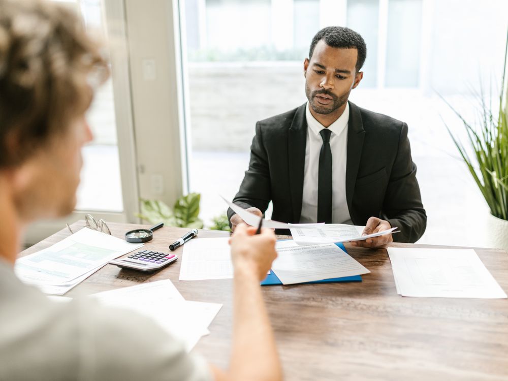 Élaboration d'une stratégie autour d'une table de travail