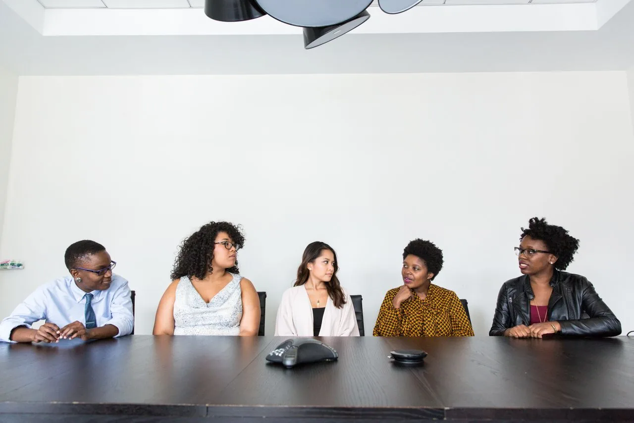 Plusieurs professionnels réunis autour d’une table de travail