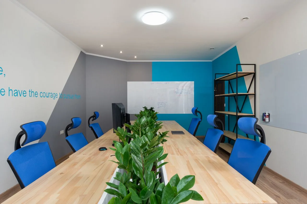 Une salle de réunion claire, prête pour un rendez-vous