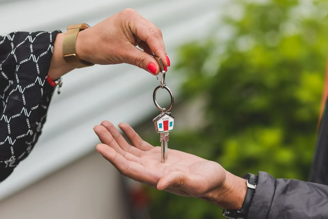 Un trousseau de clés sur le seuil d’un logement