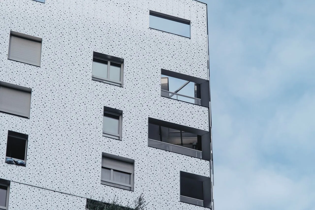 Un immeuble d’habitation vu depuis la rue
