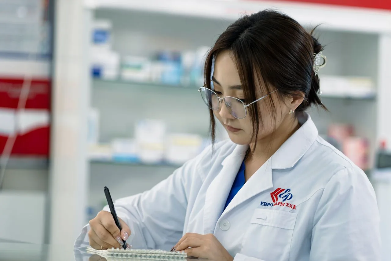 Une pharmacienne prépare une ordonnance