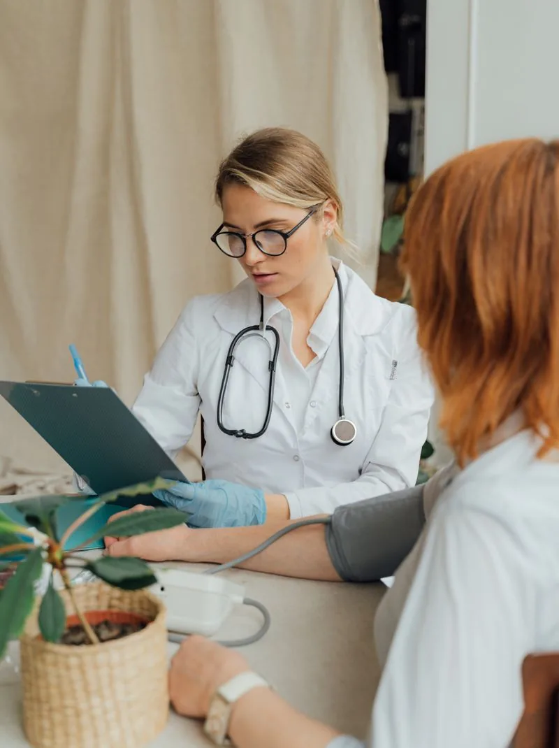 Une médecin remplit un dossier pendant une consultation