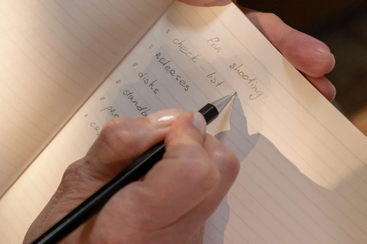 Des notes manuscrites et un carnet de projets