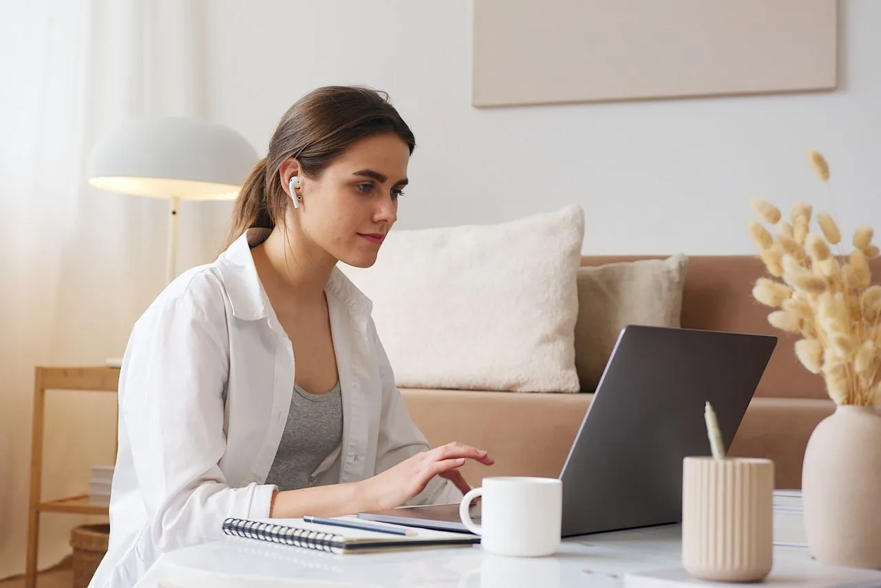 Une jeune femme travaille à son bureau à la maison
