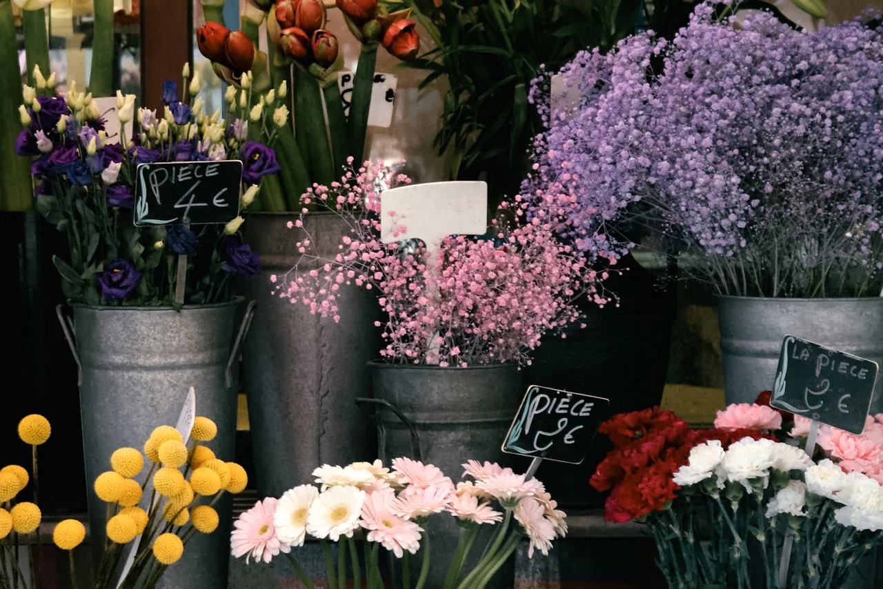 Un fleuriste indépendant dans sa boutique