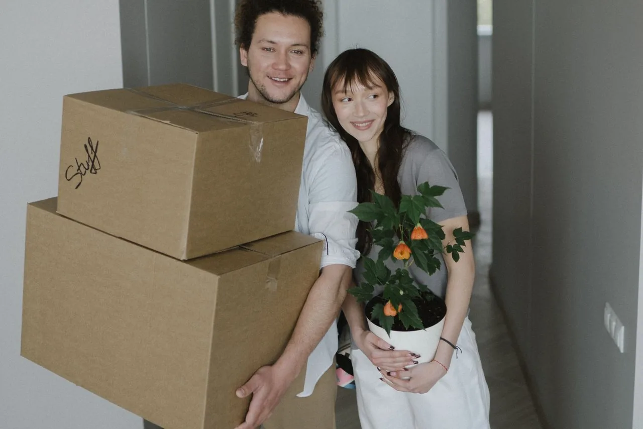 Un jeune couple emménage dans son logement