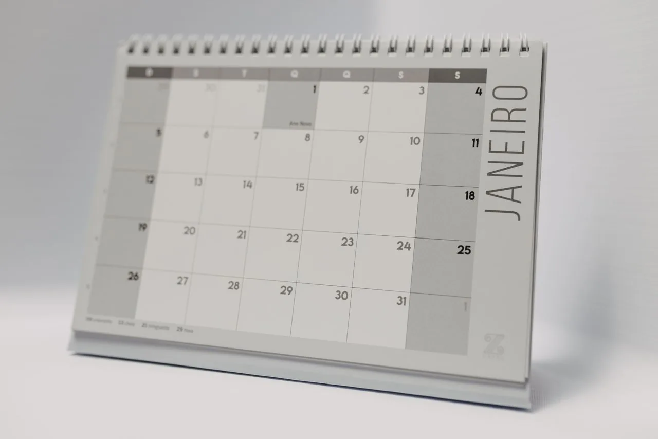 Un calendrier annoté sur un bureau