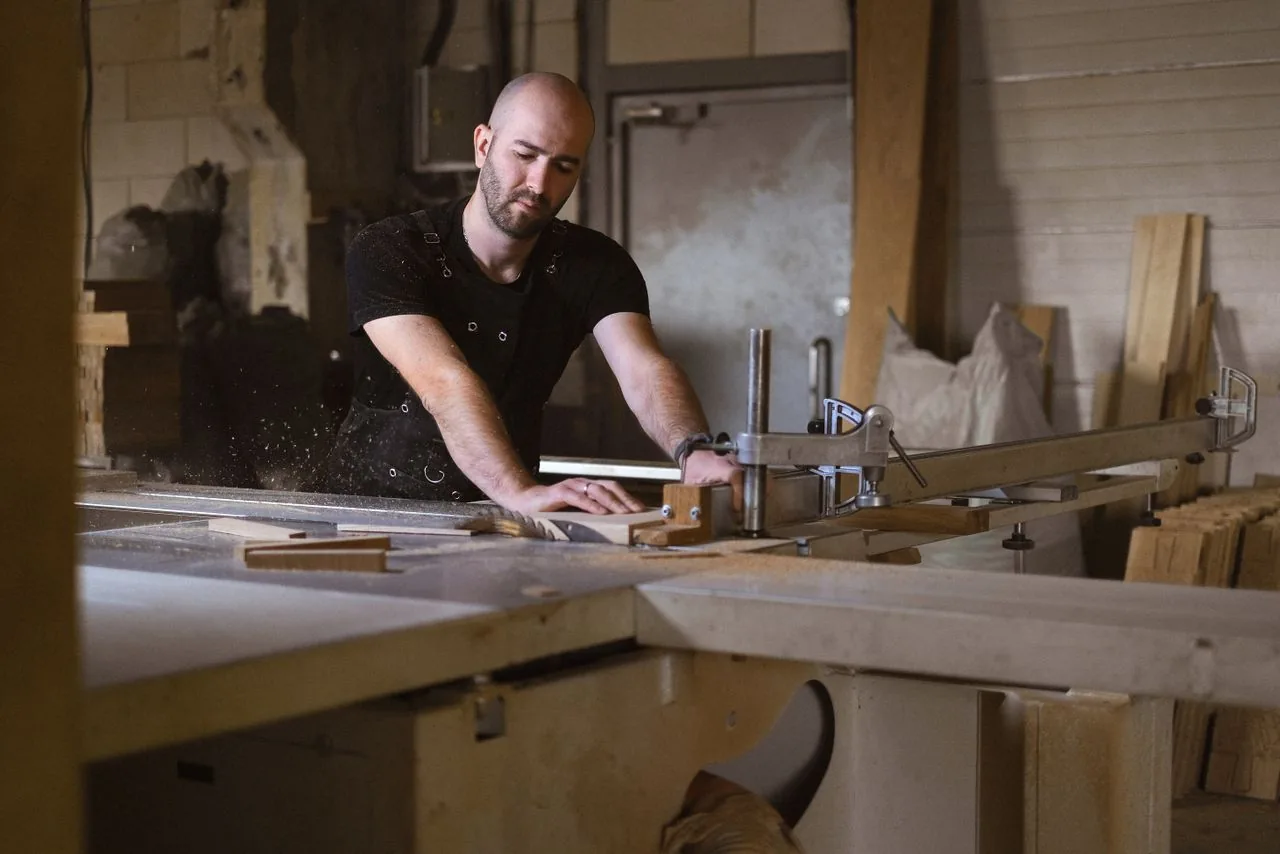 Un menuisier au travail dans son atelier