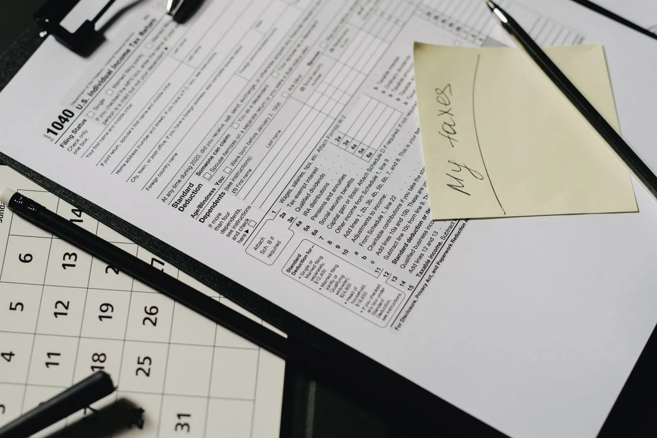 Des documents administratifs étalés sur un bureau