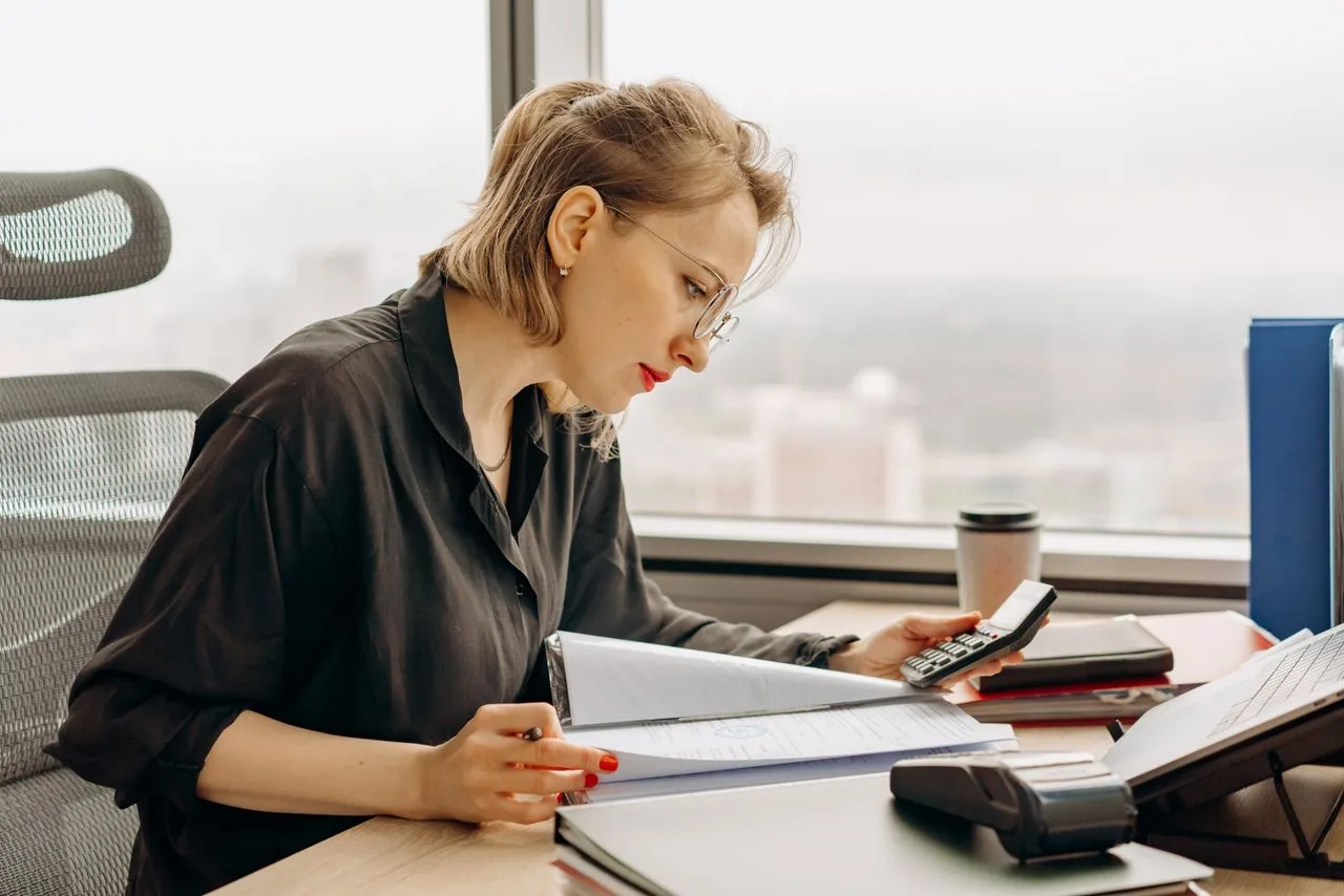 Une calculatrice et des relevés posés sur une table