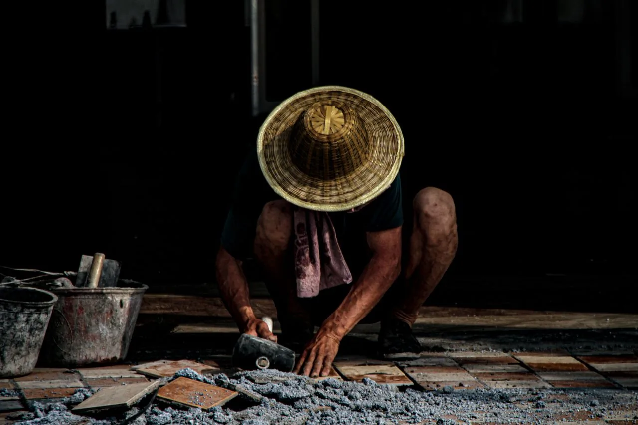 Un artisan carreleur sur un chantier