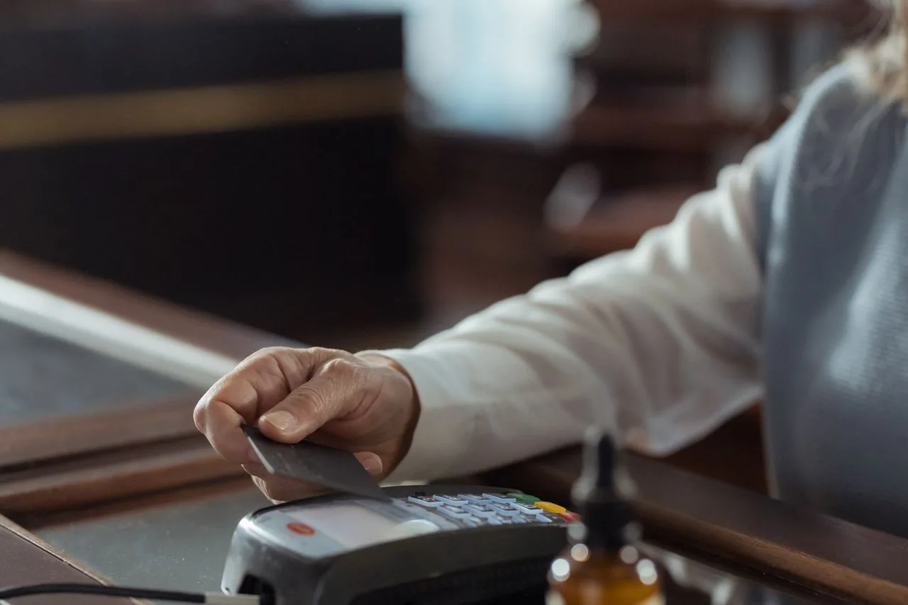 Un commerçant indépendant derrière son comptoir