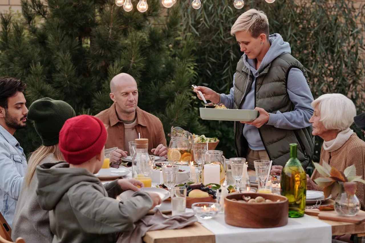 Une table de famille dressée dans un jardin