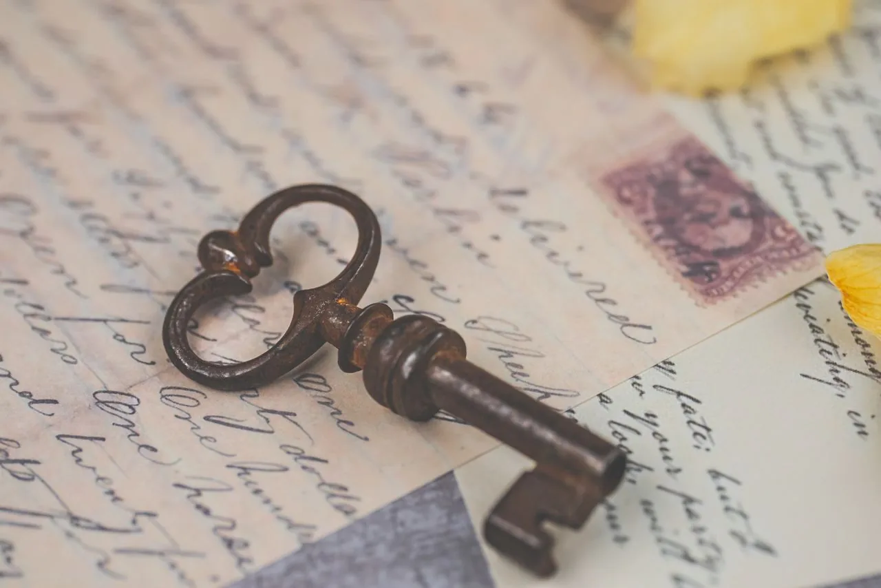 Une clé ancienne posée sur un document