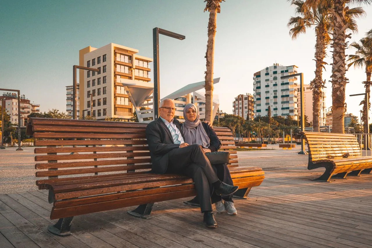 Un couple de septuagénaires sur un banc
