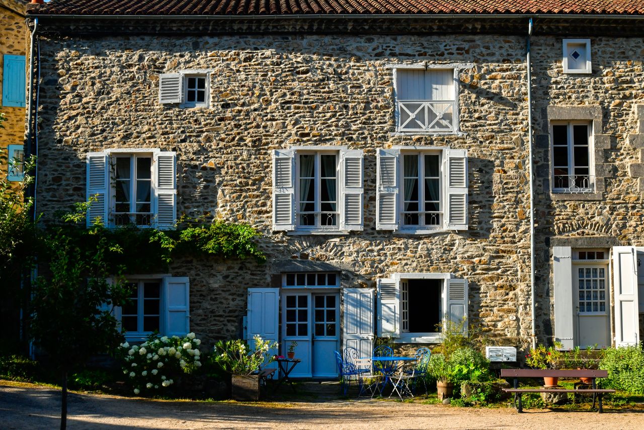 Une maison de famille en pierre, volets ouverts
