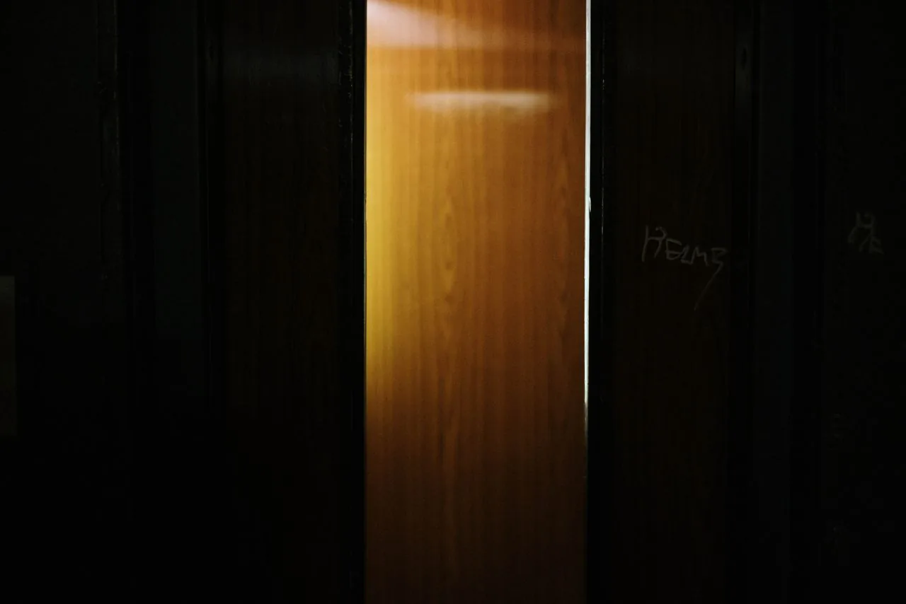Une porte ouverte sur un extérieur lumineux