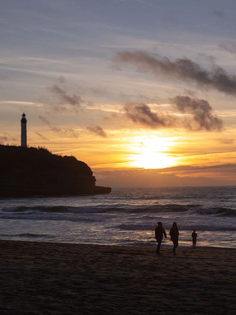 Un phare au coucher du soleil